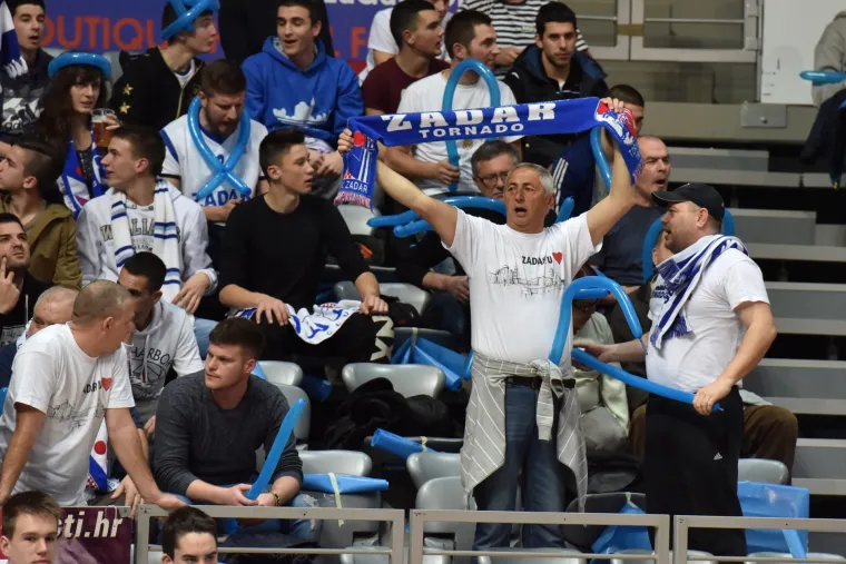 Tučnjava na tribinama prije početka utakmice KK Zadar - KK Cibona
