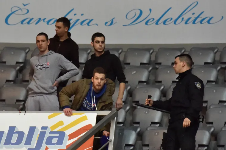 Tučnjava na tribinama prije početka utakmice KK Zadar - KK Cibona