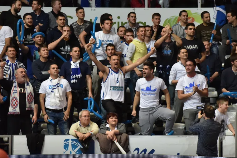 Tučnjava na tribinama prije početka utakmice KK Zadar - KK Cibona