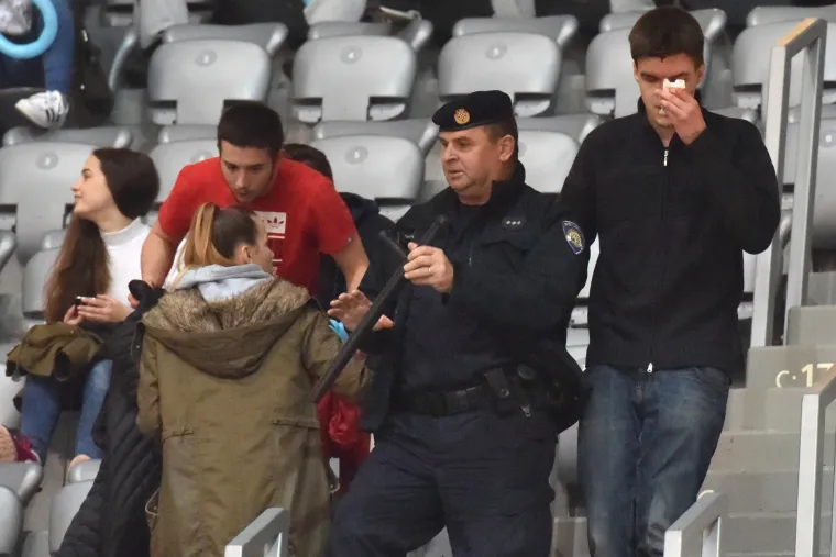 Tučnjava na tribinama prije početka utakmice KK Zadar - KK Cibona
