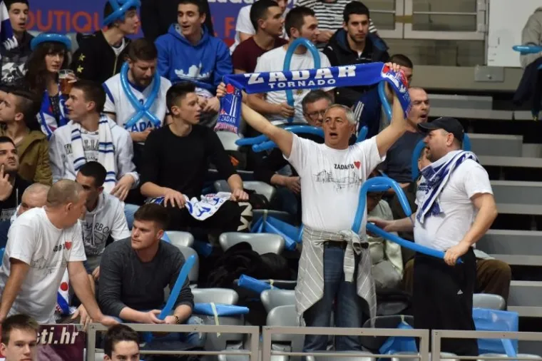 Prije polufinalne utakmice Kupa Krešimira Ćosića u dvorani Višnjik, došlo je do sukoba navijačkih skupina Zadra i Cibone, Tornada i Smogovaca.