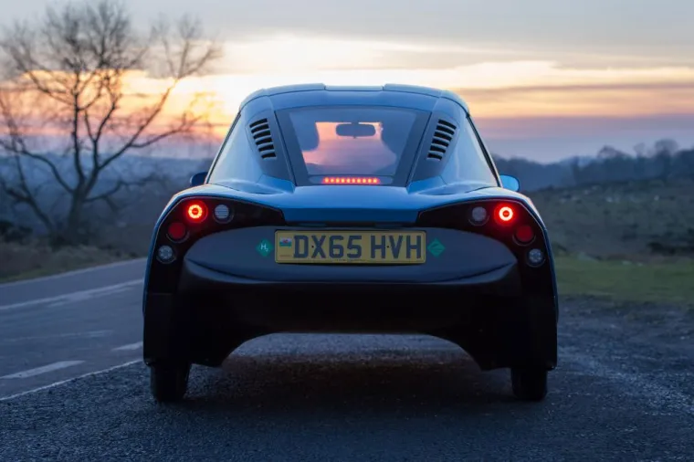 Rasa na svakom kotaču ima električni motor, koji energiju crpe iz vodikove ćelije preuzete iz viličara, a koja razvija snagu od 8,5 kW, odnosno 11 KS.