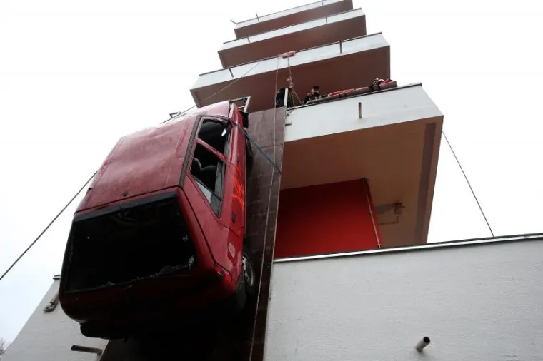 VATROGASCI IMPRESIONIRALI SVE: Spašavanje iz visećeg automobila nije im nikakav problem
