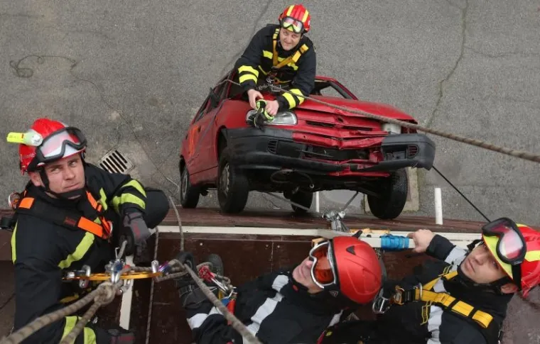 VATROGASCI IMPRESIONIRALI SVE: Spašavanje iz visećeg automobila nije im nikakav problem