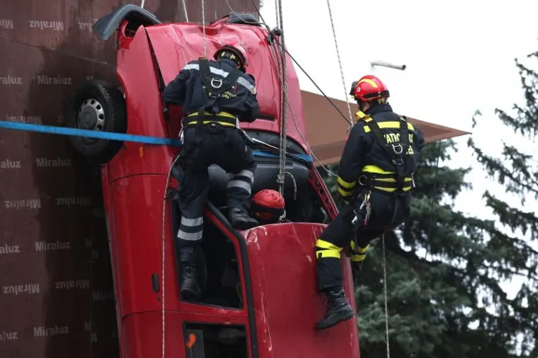 VATROGASCI IMPRESIONIRALI SVE: Spašavanje iz visećeg automobila nije im nikakav problem