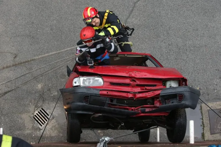 VATROGASCI IMPRESIONIRALI SVE: Spašavanje iz visećeg automobila nije im nikakav problem