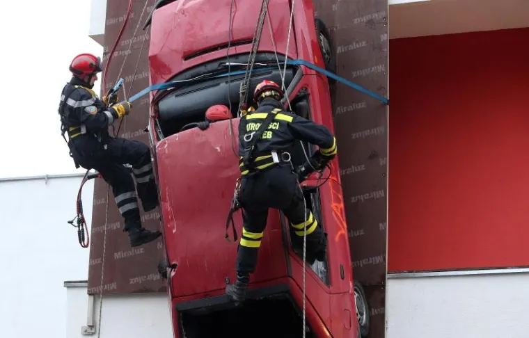 VATROGASCI IMPRESIONIRALI SVE: Spašavanje iz visećeg automobila nije im nikakav problem