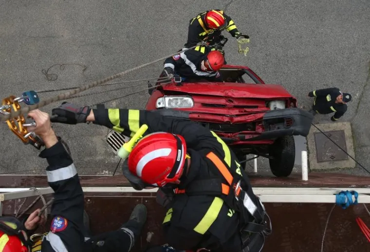VATROGASCI IMPRESIONIRALI SVE: Spašavanje iz visećeg automobila nije im nikakav problem