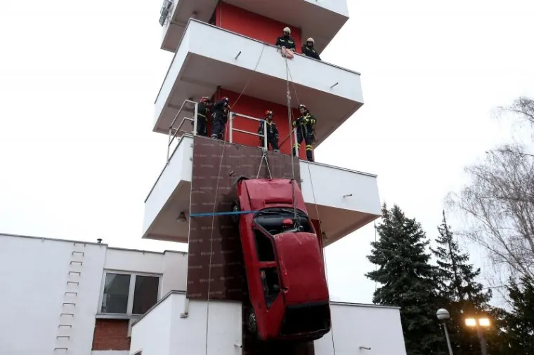 VATROGASCI IMPRESIONIRALI SVE: Spašavanje iz visećeg automobila nije im nikakav problem