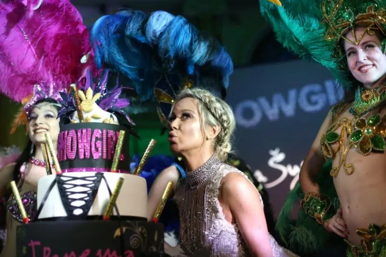 PRETJERALA U SOLARIJU? Maja Šuput u Esplanadi promovirala novi album 'Showgirl'