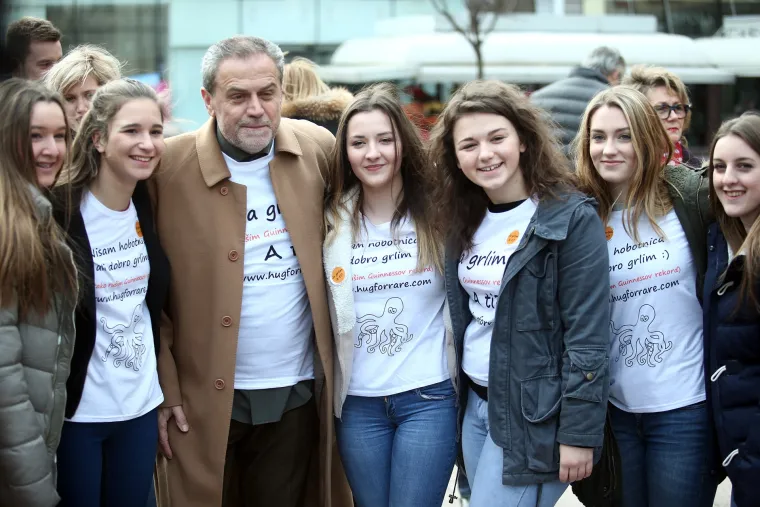 Bandić sa Zagrepčanima pokušao srušiti Guinnessov rekord u fotografiranju zagrljaja