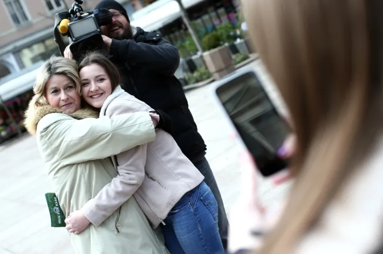 Bandić sa Zagrepčanima pokušao srušiti Guinnessov rekord u fotografiranju zagrljaja