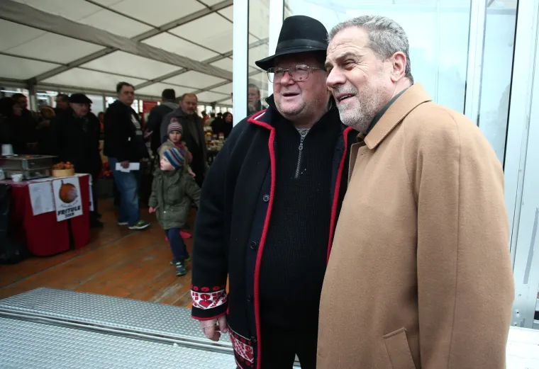 Bandić sa Zagrepčanima pokušao srušiti Guinnessov rekord u fotografiranju zagrljaja