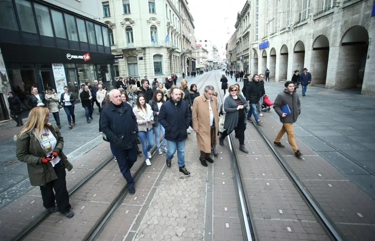 Bandić sa Zagrepčanima pokušao srušiti Guinnessov rekord u fotografiranju zagrljaja