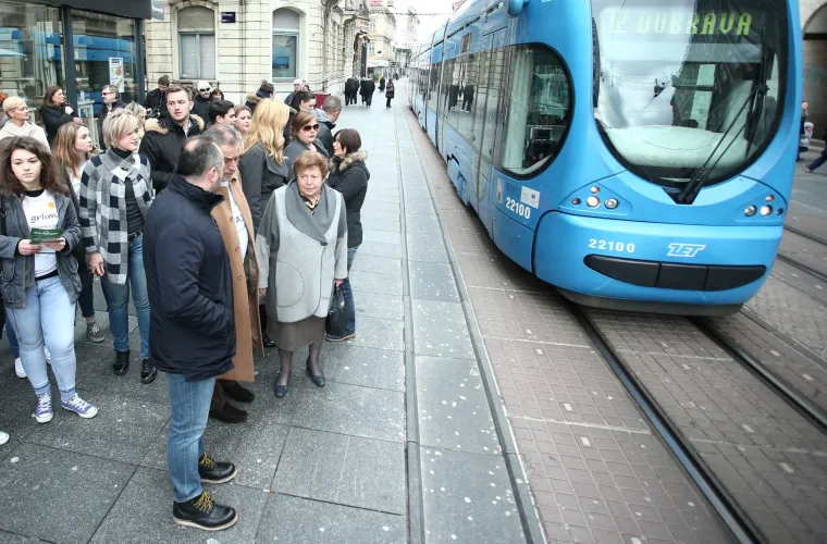 Bandić sa Zagrepčanima poku&scaron;ao sru&scaron;iti Guinnessov rekord u fotografiranju zagrljaja