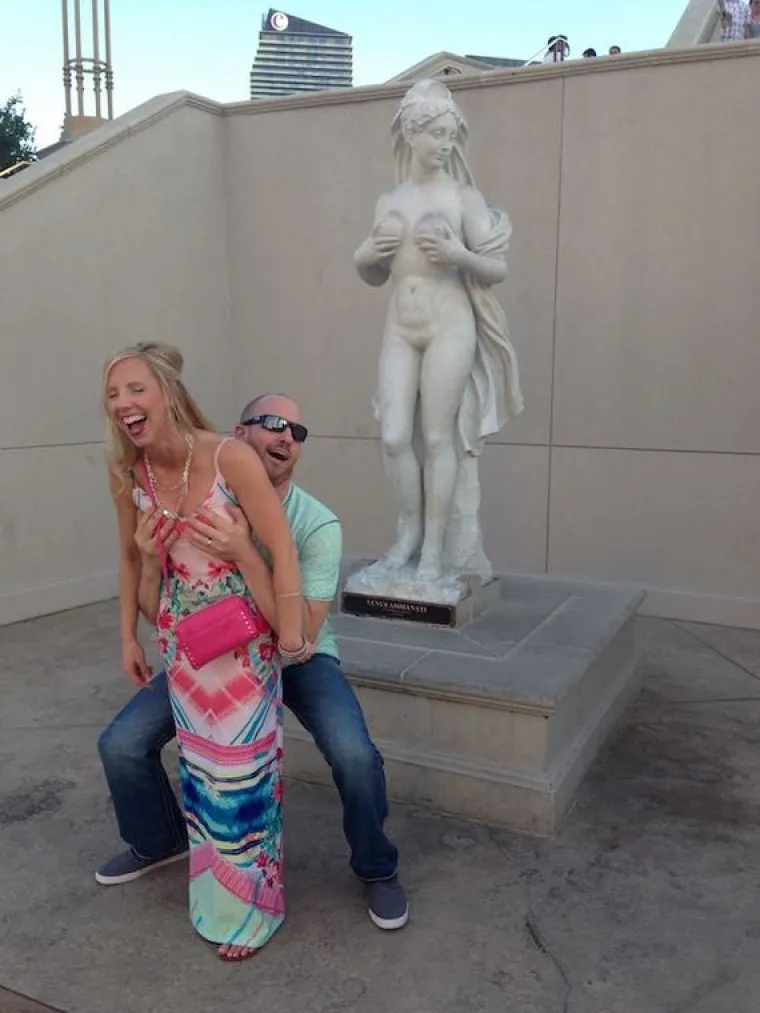 Nasrnuli na jadne kipove kao da su igračke za seks, je li vam to smije&scaron;no ili neukusno?