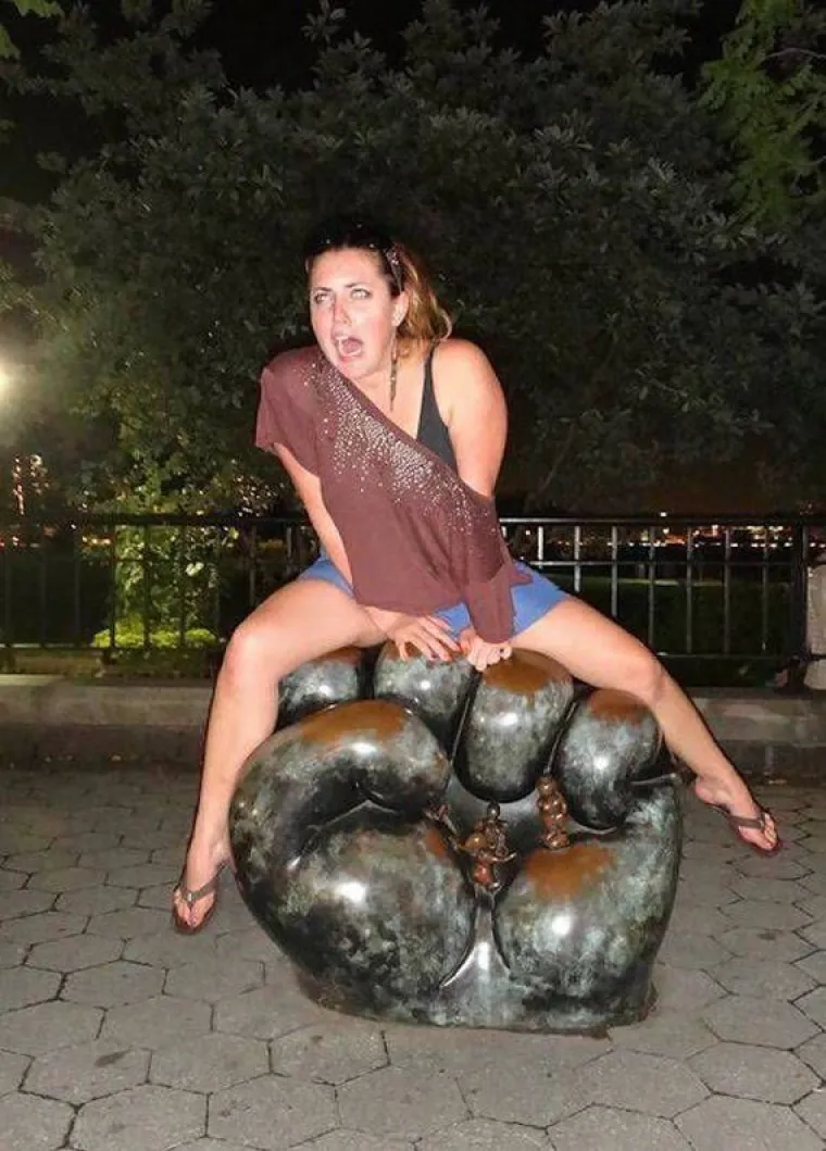 Nasrnuli na jadne kipove kao da su igračke za seks, je li vam to smije&scaron;no ili neukusno?