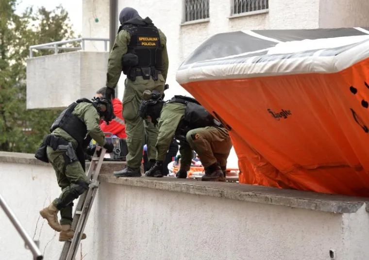 Zbog obiteljskog nasilja u Hercegovačkoj ulici intervenirala je policija. Na mjestu dogadjaja osim policije pozvana je Hitna pomoc i vatrogasci. Žena je muža ubola nožem, pa se zabarikadirala u kuću.