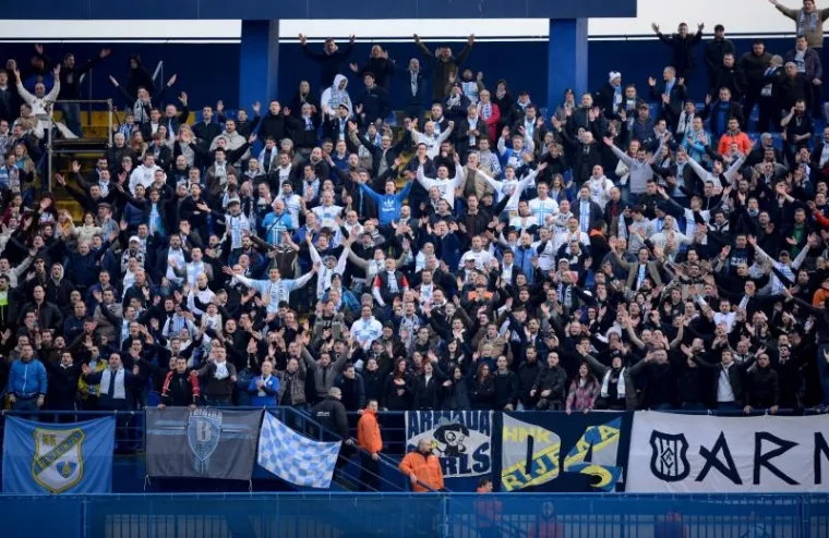 Nogometa&scaron;i Dinama i Rijeke odigrali su derbi 23. kola hrvatskog prvenstva pred samo 10.000 gledatelja.