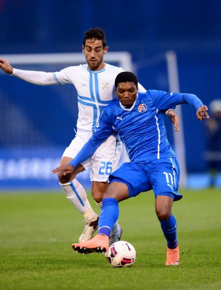 Nogometa&scaron;i Dinama i Rijeke odigrali su derbi 23. kola hrvatskog prvenstva pred samo 10.000 gledatelja.