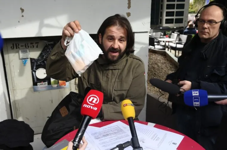 Hrvatski branitelj Marko Zeba prosvjedovao je ispred Ministarstva zdravlja zato &scaron;to mu nije dozvoljeno legalno lijecenje PTSP-a kanabisom. Koristi puno lijekova koje mu izdaje doktor, ali mu ne pomazu, govori. S članovima udruge Medicinska konoplja primljen je na sastanak u Ministarstvo. Nakon sastanka poručio je novinarima da je zadovoljan.