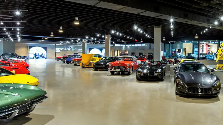 Kolekcija automobila na ovom parkingu kreće se od klasičnih do egzotičnih, od novih i limitiranih, do oldtimer modela.