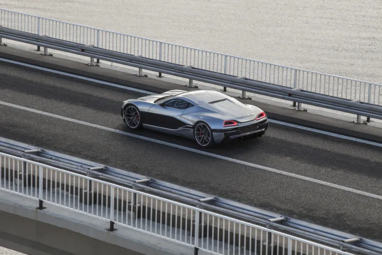 Serijski model raspolaže s ukupno 800 kW/1088 KS i 1.600 Nm. Pritom je ključan R-AWTW (Rimac All Wheel Torque Vectoring) sustav koji putem brojnih senzora optimizira raspodjelu momenta za svaki kotač, i to 100 puta u jednoj sekundi.