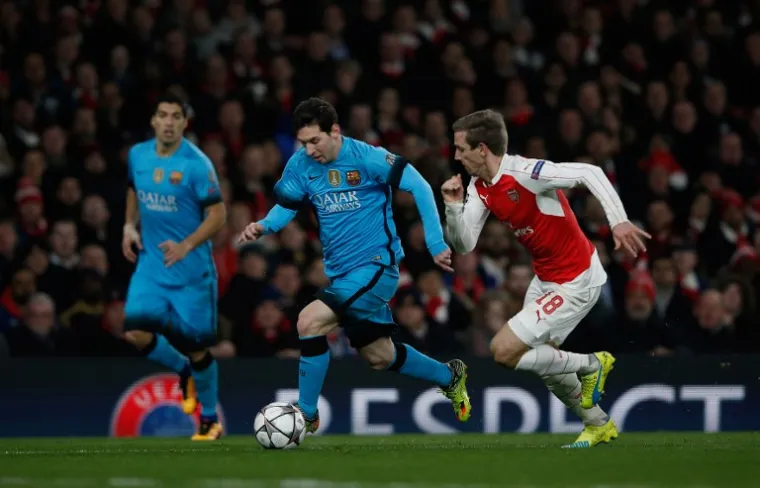 Barcelona je s dva gola Lea Messija pobijedila Arsenal u prvoj utakmici osmine finala Lige prvaka.