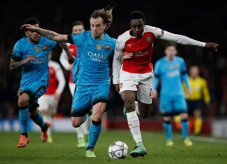 Barcelona je s dva gola Lea Messija pobijedila Arsenal u prvoj utakmici osmine finala Lige prvaka.