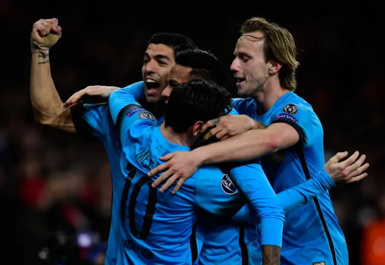 Barcelona je s dva gola Lea Messija pobijedila Arsenal u prvoj utakmici osmine finala Lige prvaka.