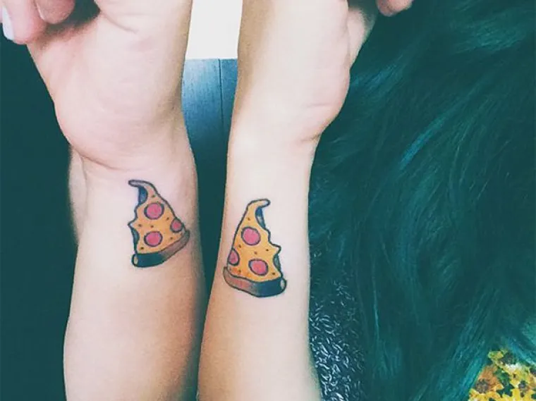 Povezanost između sestara mogu razumjeti samo sestre. Neke sestre toliko su povezane da su odlučile napraviti i zajedničke tetovaže. U galeriji možete pogledati na koje se to kreativne načine seke dopunjuju.