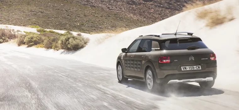 Izvedbe pokretane s motorima PureTech 110 S&amp;S i BlueHDi 100 S&amp;S uparenim s ručnim mjenjačem dolaze ekskluzivno opremljene sa sustavom Grip Control i 17-colnim kotačima s Goodyear 205/50 R17 89V - Vector 4Seasons gumama.