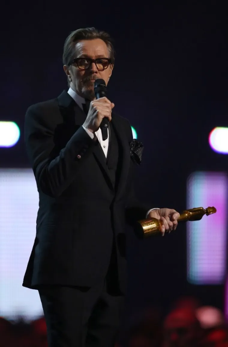 Glumac Gary Oldman preuzeo je nagradu za Ikonu godine koju je dodijeljena pokojnom Davidu Bowieu
