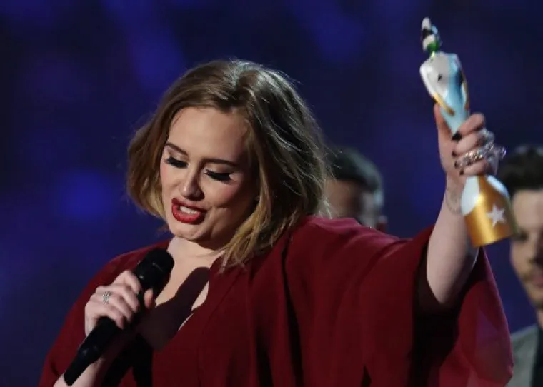 Adele prihvaća nagradu za Britansku solo izvođačicu godine