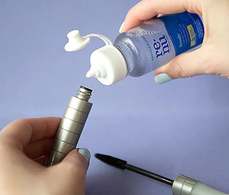 Kapljica ili dvije fiziolo&scaron;ke otopine uklonit će grudice sa četkice.