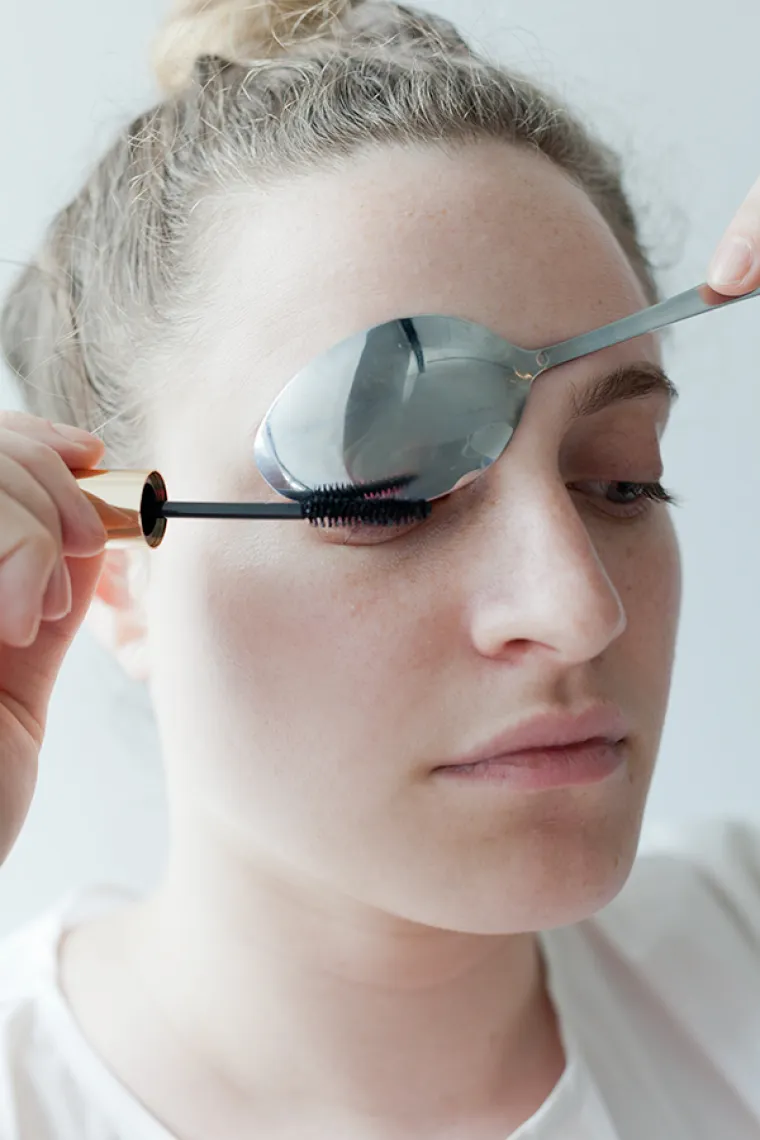 Koristite žlicu da vam maskara ne dospije na kapke.