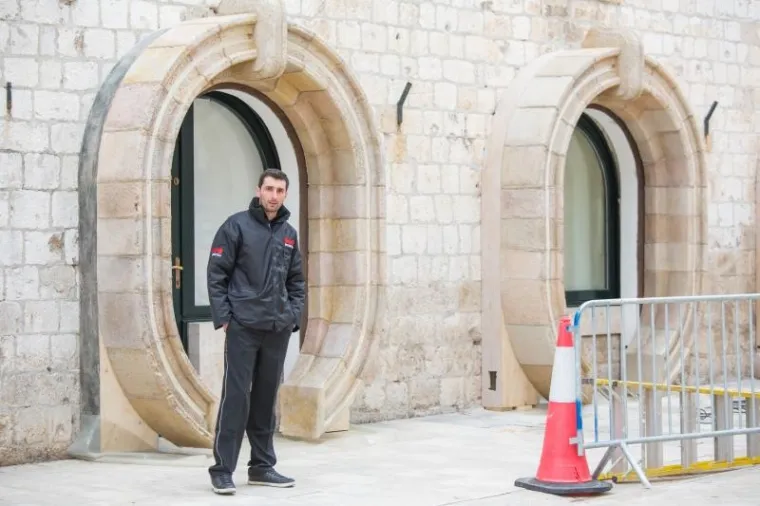 Suvenirnica se pretvara u mjesto s nekog dalekog planeta.