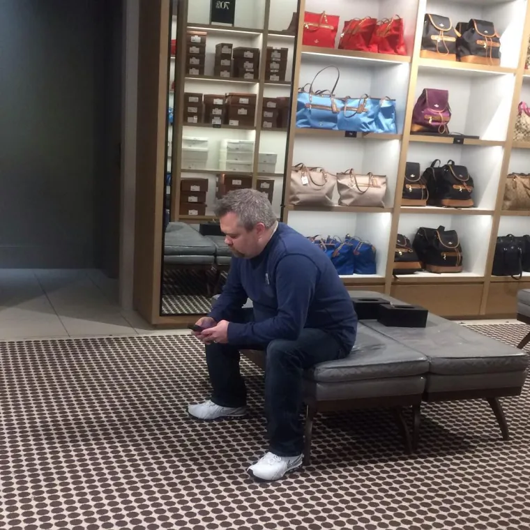 Žene stvarno znaju izmučiti muževe, pogledajte ta napaćena lica