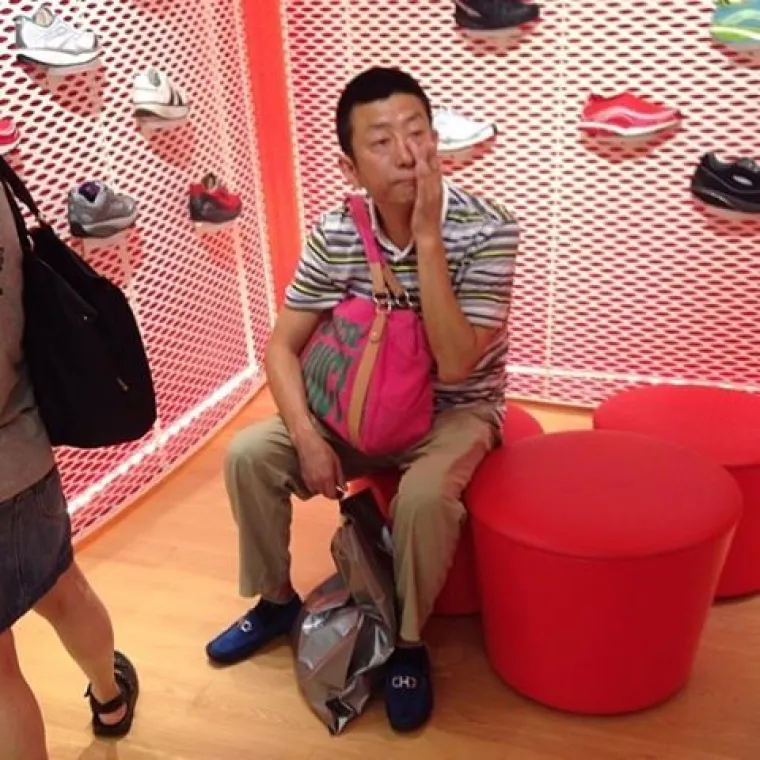 Žene stvarno znaju izmučiti muževe, pogledajte ta napaćena lica