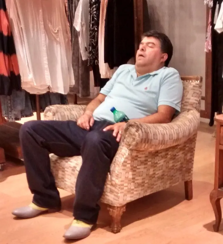 Žene stvarno znaju izmučiti muževe, pogledajte ta napaćena lica