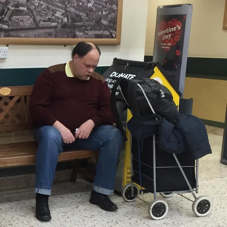 Žene stvarno znaju izmučiti muževe, pogledajte ta napaćena lica