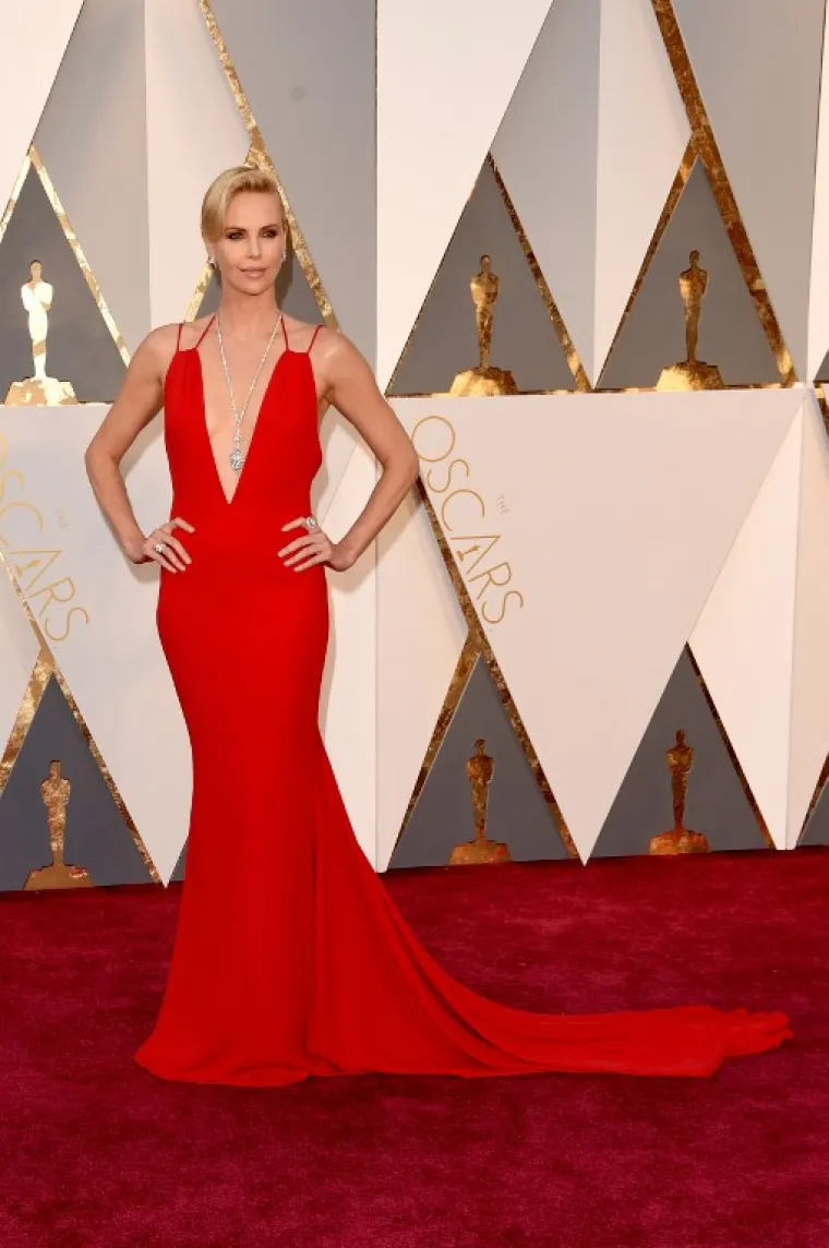 Charlize Theron privlačila je poglede u crvenoj Diorovoj kreaciji.