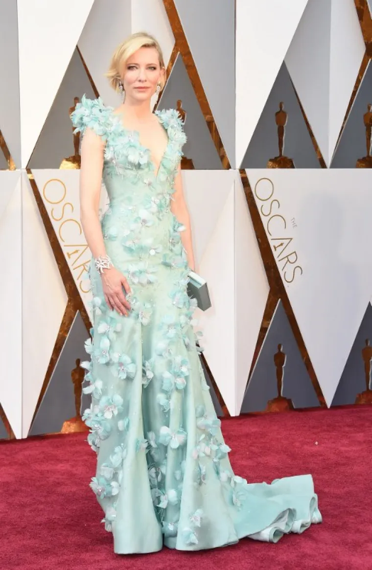 Cate Blanchett u haljini  Armani Privé - glumica nije pogodila boju koja joj odgovara, a izgleda kao da je na sebe 'stavila loptice pamuka'.