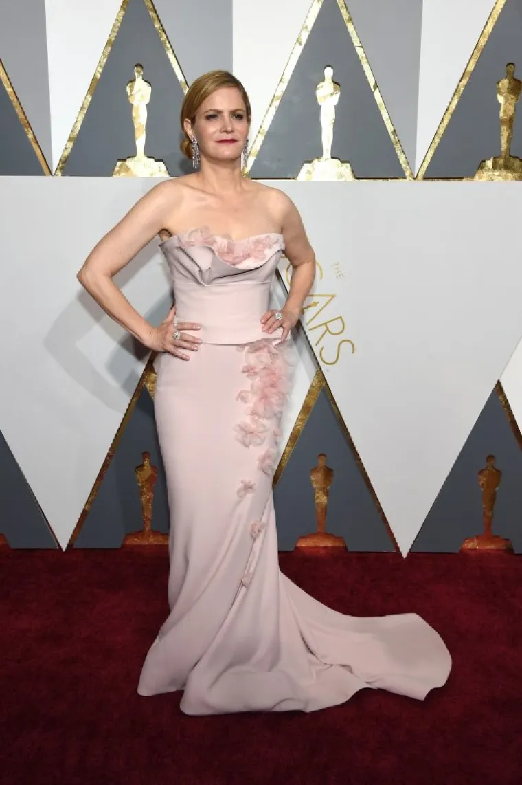 Jennifer Jason Leigh, zvijezda filma Mrska osmorka obukla je Marchesa haljinu i cijlu večer izgledala kao da joj je jako neudobno. Pogre&scaron;na boja, pogre&scaron;an kroj.