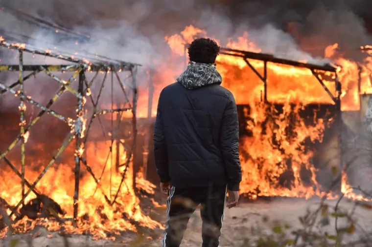 Sukob policije i migranata u izbjegličkom kampu u Calaisu