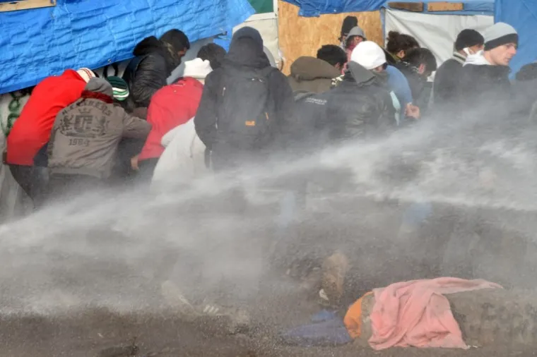 Sukob policije i migranata u izbjegličkom kampu u Calaisu