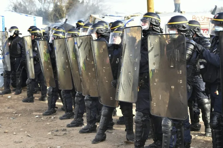 Sukob policije i migranata u izbjegličkom kampu u Calaisu