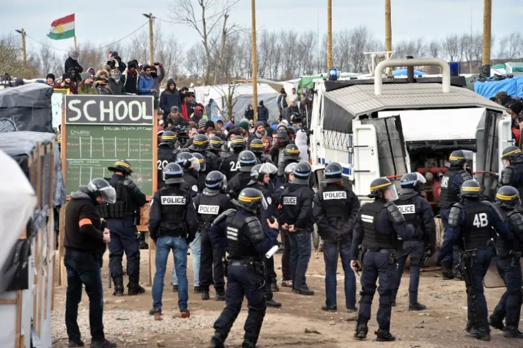 Pod paskom policije danas je započelo rušenje južnog dijela izbjegličkog kampa u Calaisu, znanog kao Džungla, na sjeveru Francuske. Zbog toga su ondje izbili neredi i palež, a izbjeglice su se sukobili s policajcima koji su pritom koristili gumene metke, suzavac i vodene topove.
