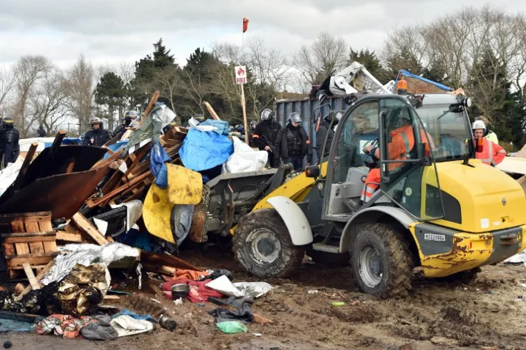 Sukob policije i migranata u izbjegličkom kampu u Calaisu