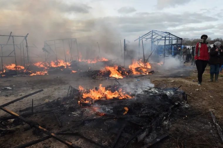 Sukob policije i migranata u izbjegličkom kampu u Calaisu